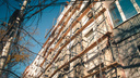 Фонтаны в квартирах, дыры в крыше и потрескавшийся фасад: капремонт разрушает дом в центре Ростова