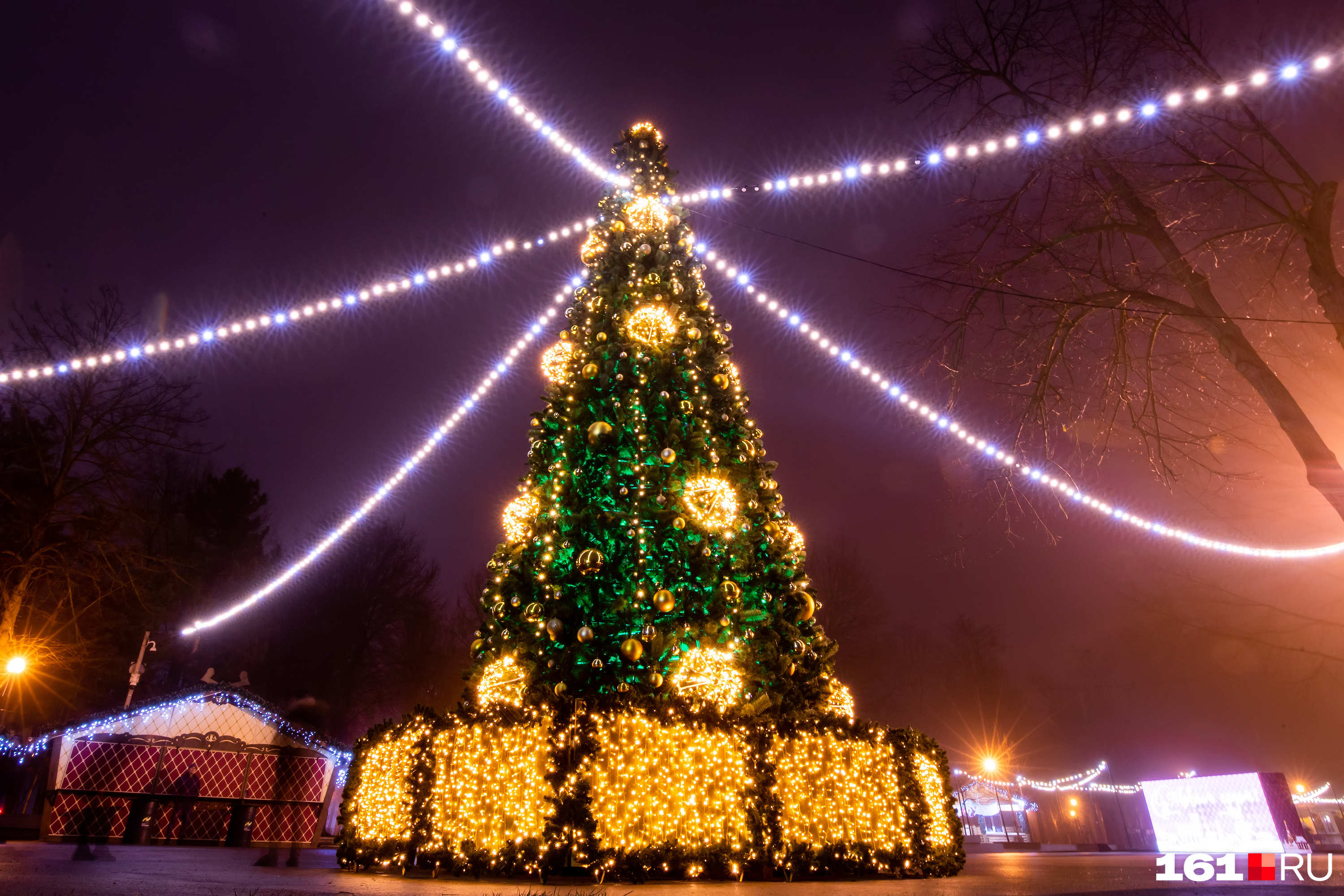 Городская елка — идеальный фон для новогоднего селфи