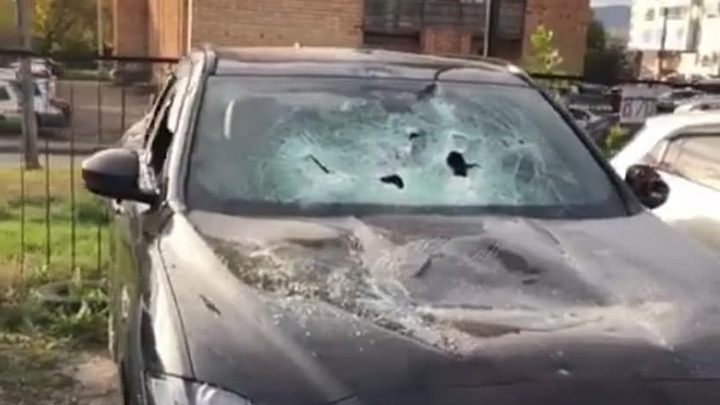 «Выскочили 4 человека с кувалдой»: известному красноярскому блогеру изуродовали автомобиль «Ягуар»