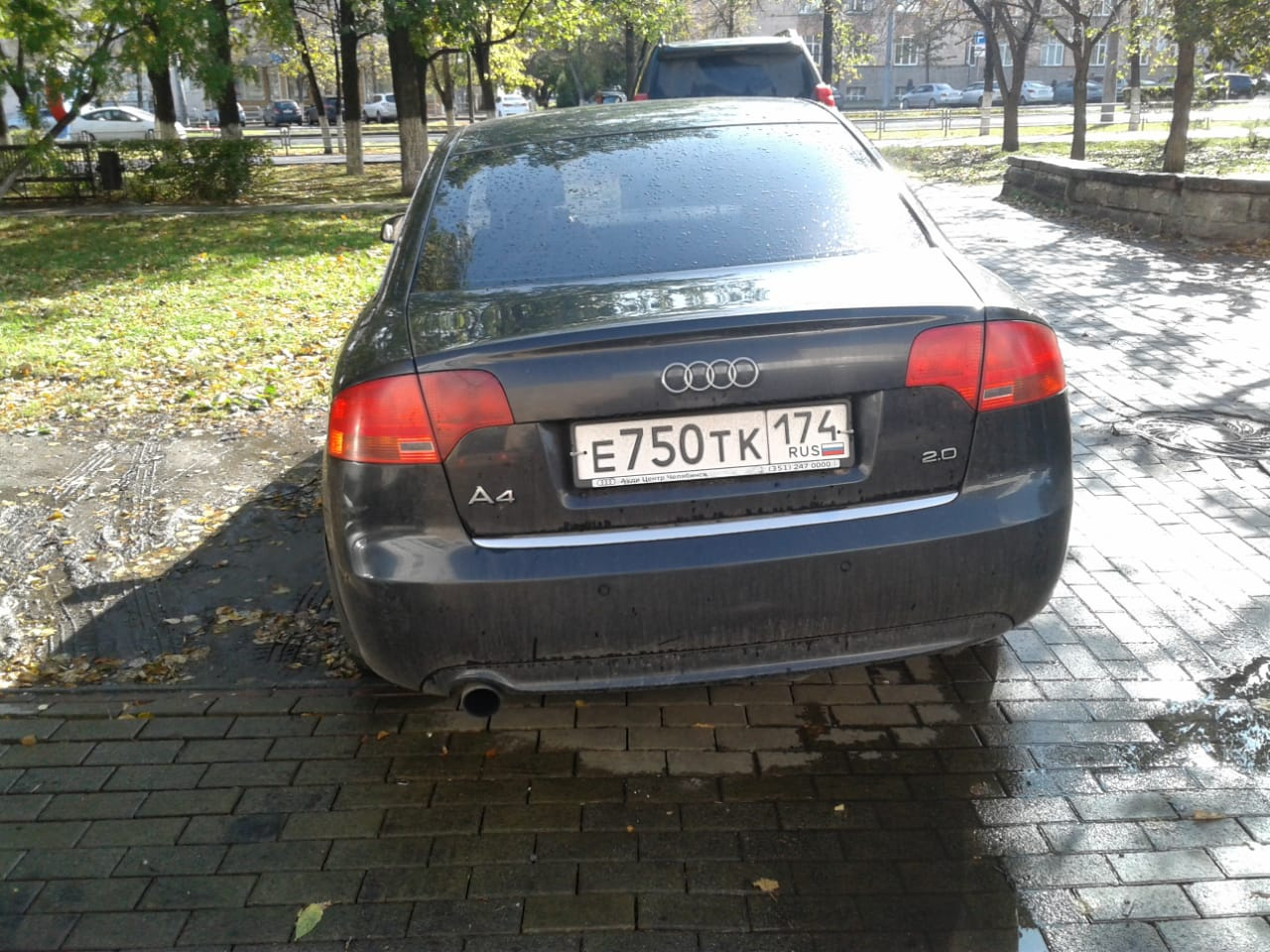 Audi на тротуаре на проспекте Ленина