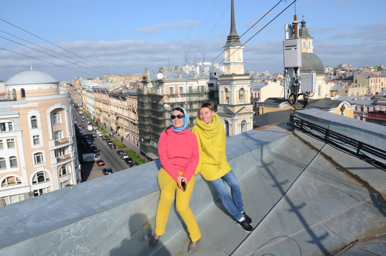 Питер с высоты птичьего полета. Елена (справа) с подругой на экскурсии по крышам Санкт-Петербурга. 