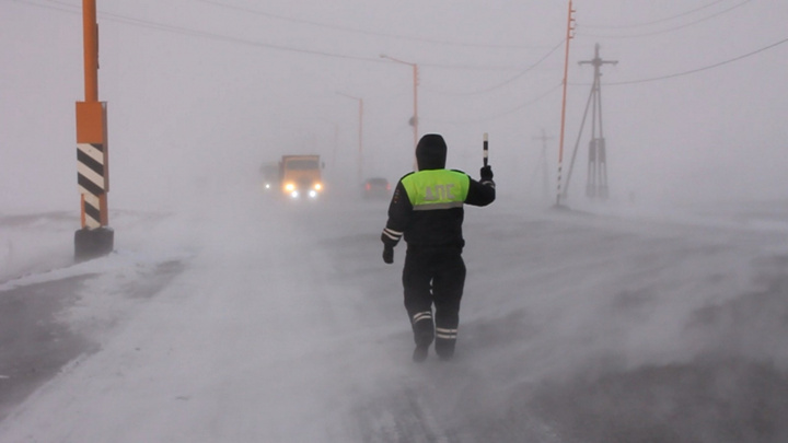 Из-за черной пурги в Норильске закрыли дорогу в аэропорт: на трассе не видно транспорта и пешеходов