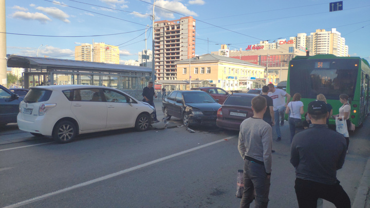 На Автовокзале столкнулись три машины и автобус. На месте скорая, МЧС и ГИБДД