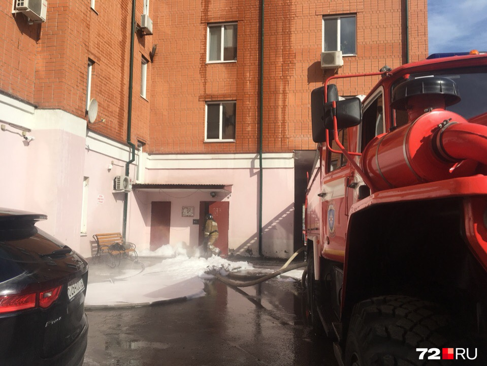 Спасатели сделали проливку пеной с кровли до нижних этажей, чтобы не допустить распространения огня Спасатели сделали проливку пеной с кровли до нижних этажей, чтобы не допустить распространения огня