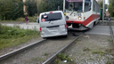 Трамвай № 16 протаранил выехавший на рельсы микроавтобус на Вертковской