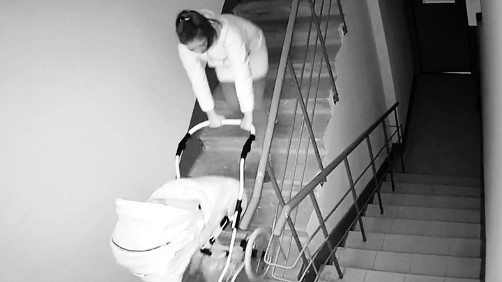 «Эта барышня беременна»: на Уралмаше девушка украла из подъезда чужую коляску и попала на видео