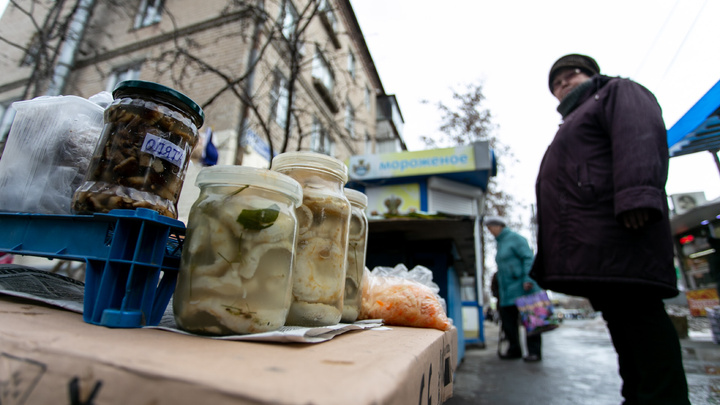 «Остатки доторговываем и сворачиваемся»: продавцам с Доваторского рынка помогут найти новые места