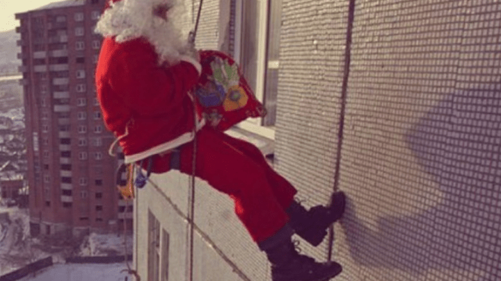 «Ждали Деда Мороза, а пришёл грабитель с отмычкой»: в центре Челябинска Санта обчистил квартиру