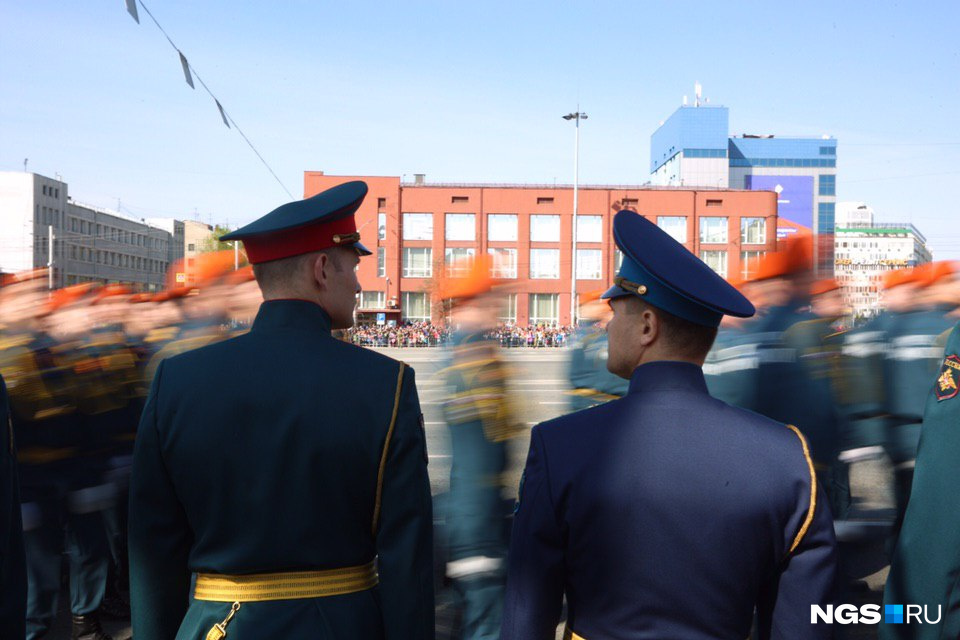 Более двух тысяч военных с утра собрались на площади Ленина