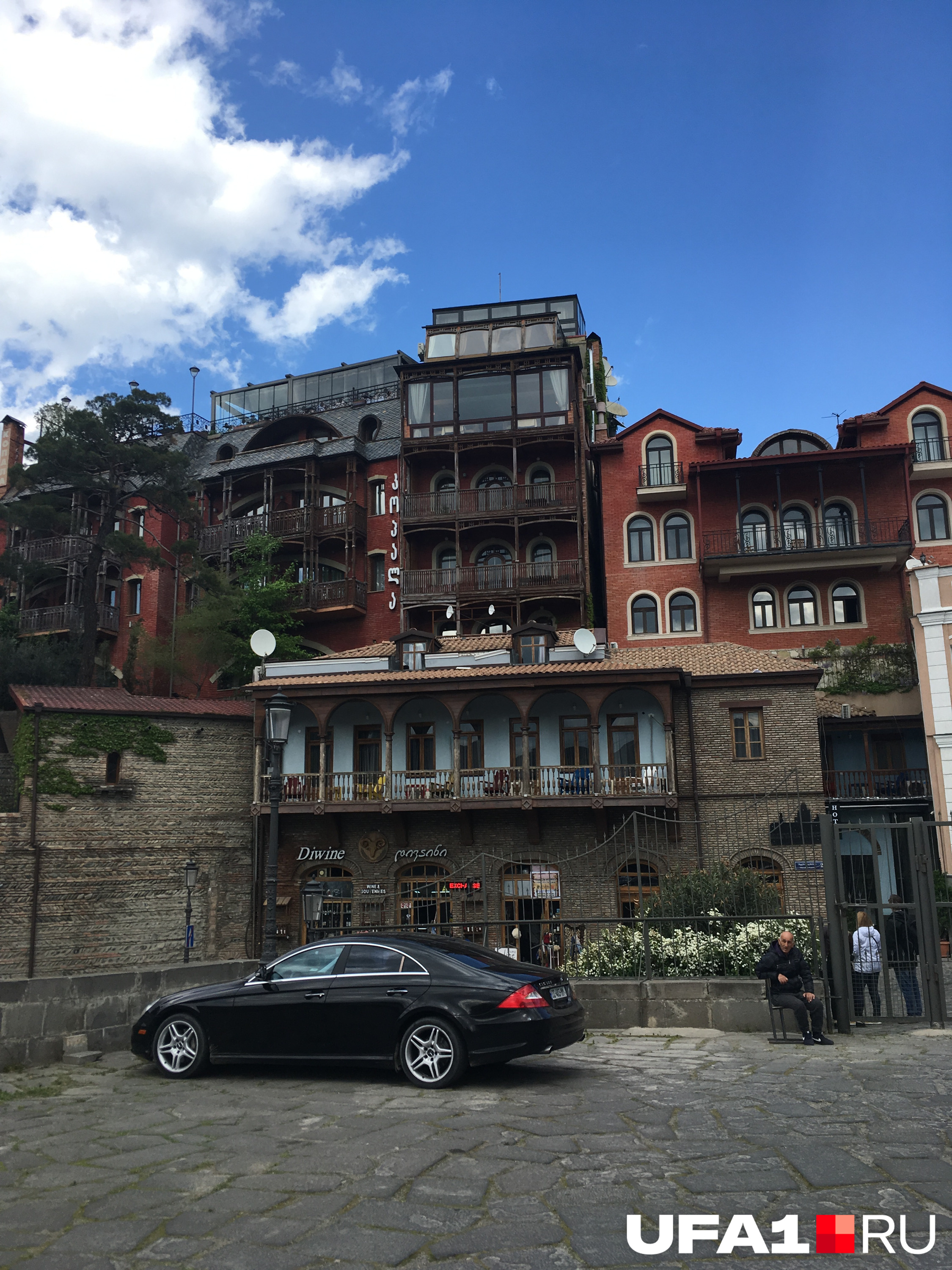 Отдельное удовольствие — наблюдать прекрасные домики Тбилиси и Батуми