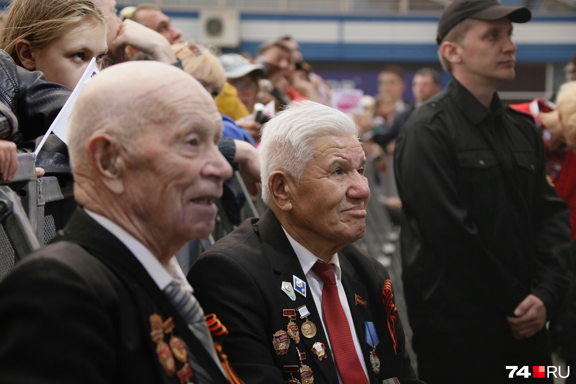 репортаж победы. советск день победы ветераны. возложение цветов к вечному огню. день победы хроника. казань на майские праздники.