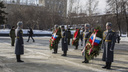 Десятки новосибирцев возложили цветы к Монументу Славы в честь 23 Февраля