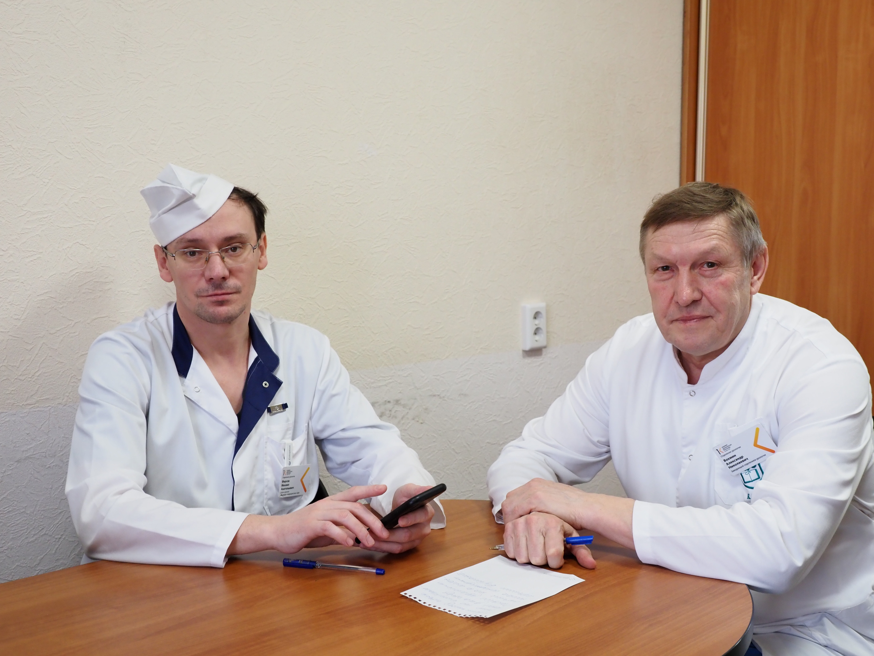 Михаил Фирсов — слева, справа — заведущий отделением Александр Вохмин