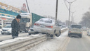«Смотрите, как я могу»: автомобиль повис на разделителе Бердского шоссе