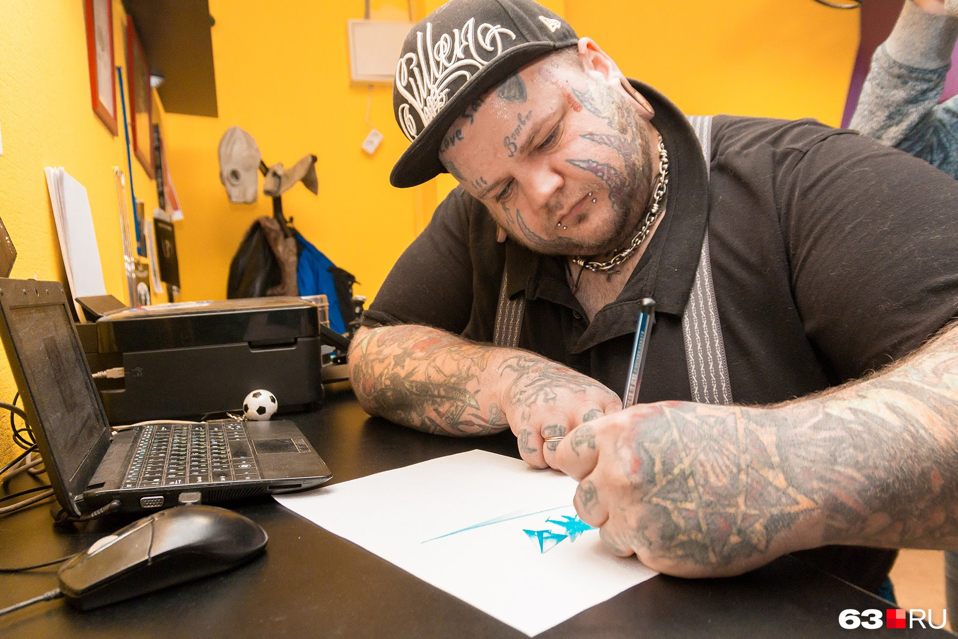 Татуировщик собственноручно рисует эскизы для своих клиентов