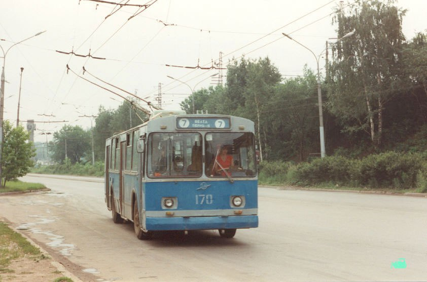 Троллейбус номер 170 на маршруте номер семь у вокзала Пермь-2 в июне 1995 года 