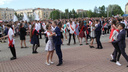 В Рыбинске выпускники на площади станцевали вальс
