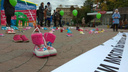 Противники абортов расставили сотню детских сапожек в Первомайском сквере