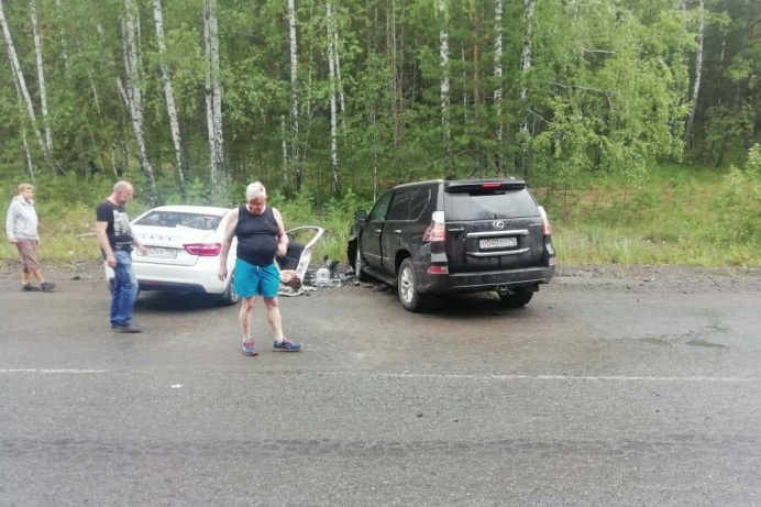 Lexus бывшего вице-губернатора и гендиректора «Рависа» Андрея Косилова столкнулся с «Ладой» на загородной дороге в Челябинской области 28 июля