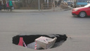 «Портал открылся»: на оживленной улице в Тракторозаводском районе провалился асфальт