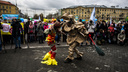 Битва мусорных титанов: новосибирцы устроили перформанс на митинге