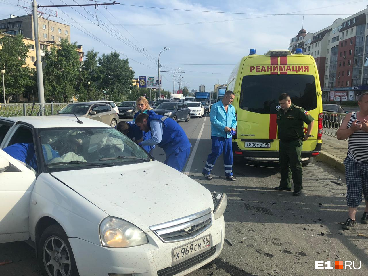 Из-за ДТП проспект Космонавтов встал в пробку Из-за ДТП проспект Космонавтов встал в пробку