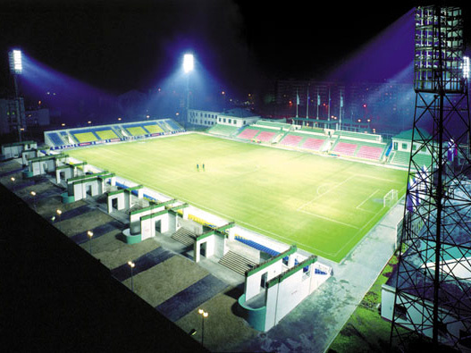 Таким был стадион "Пионер" в 1999-м -  футбольное поле с немецким газоном и  освещением международного уровня