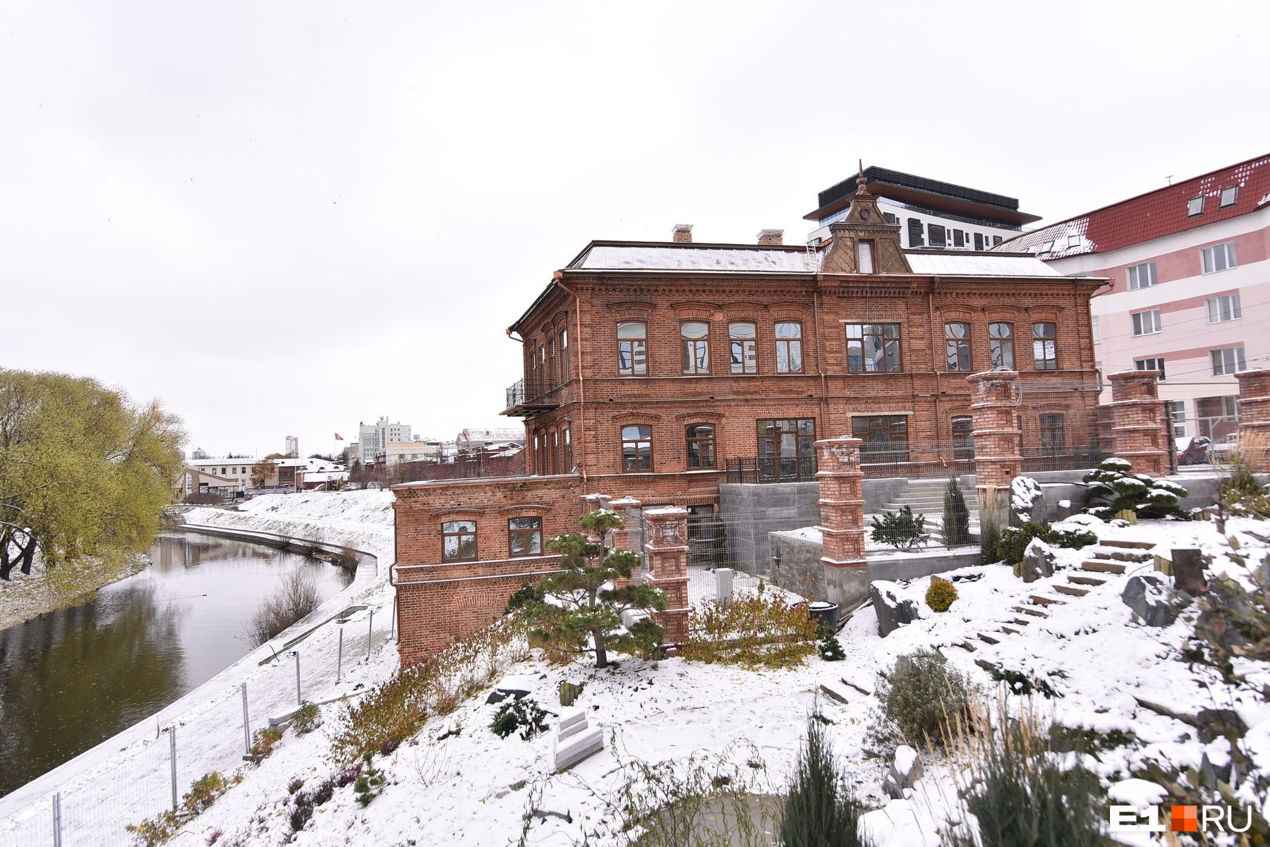 продается коттедж. дом купца чувильдина екатеринбург. участок дом екатеринбург. ландшафт коттеджа. шале шамони красноярск.