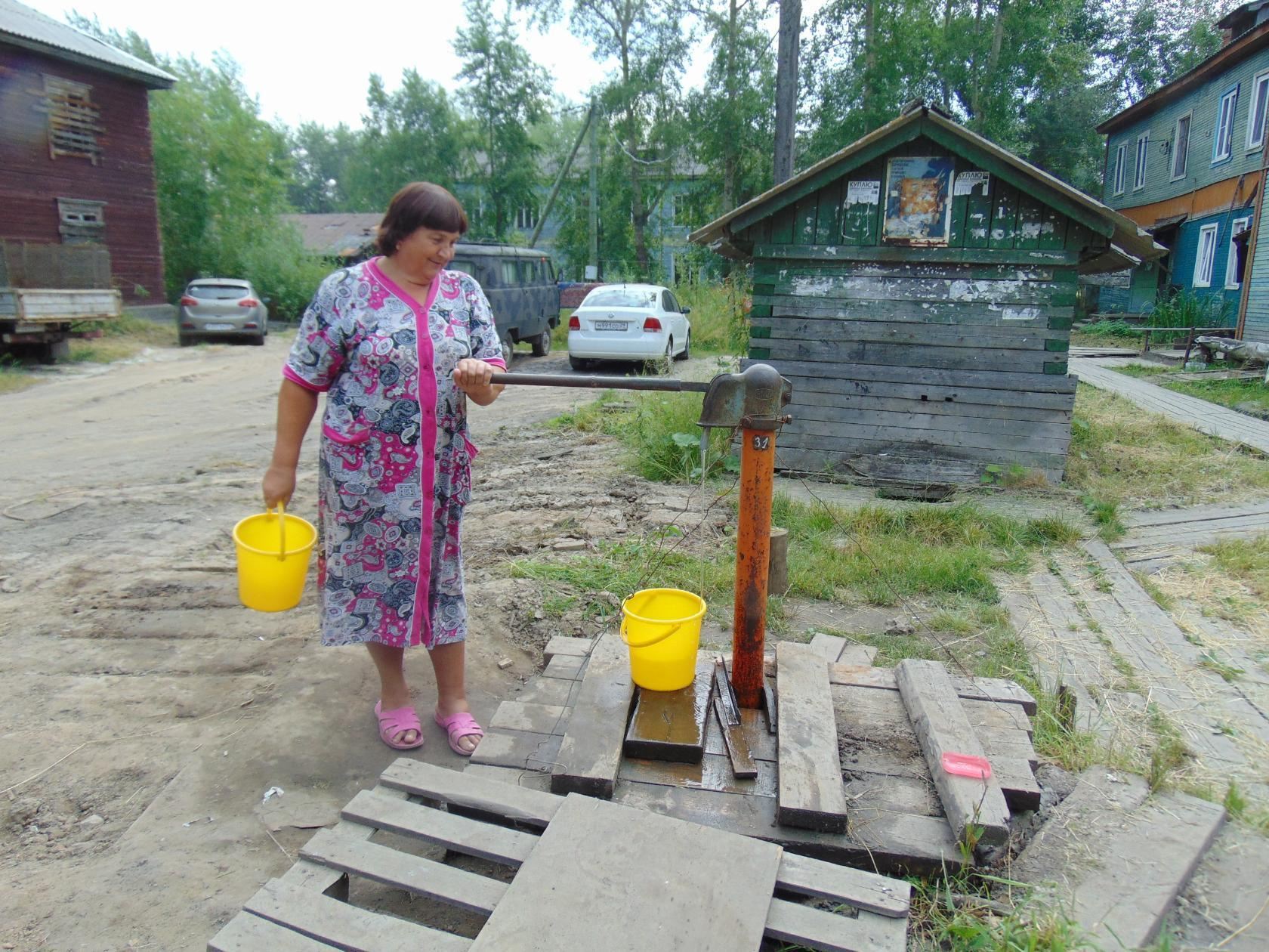 Вместо удобных подходов к колонке у жителей Турдеевска пока только доски вразнобой Вместо удобных подходов к колонке у жителей Турдеевска пока только доски вразнобой