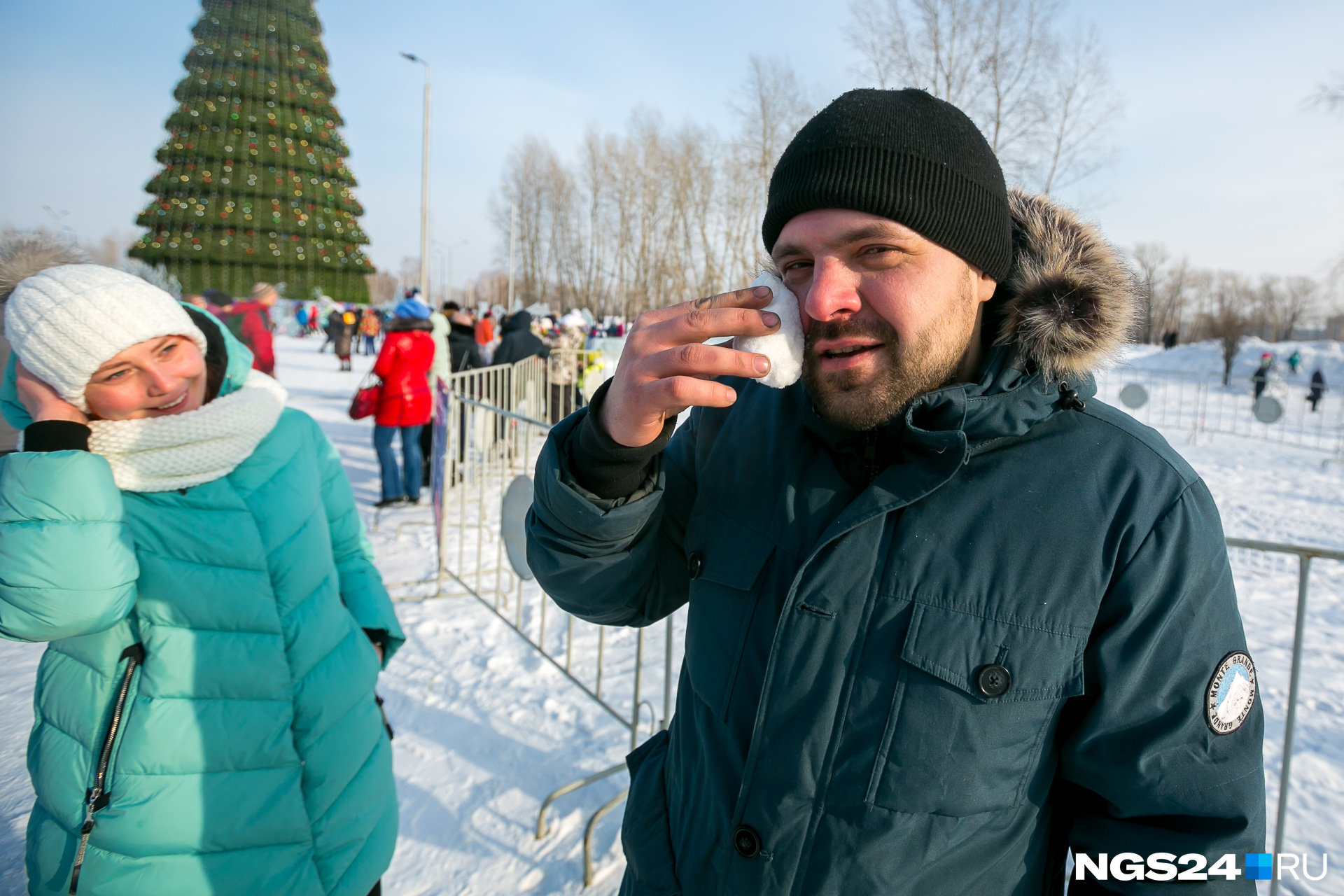 Алексей прикладывает к ноющему лицу лед, чтобы прошло быстрее Алексей прикладывает к ноющему лицу лед, чтобы прошло быстрее