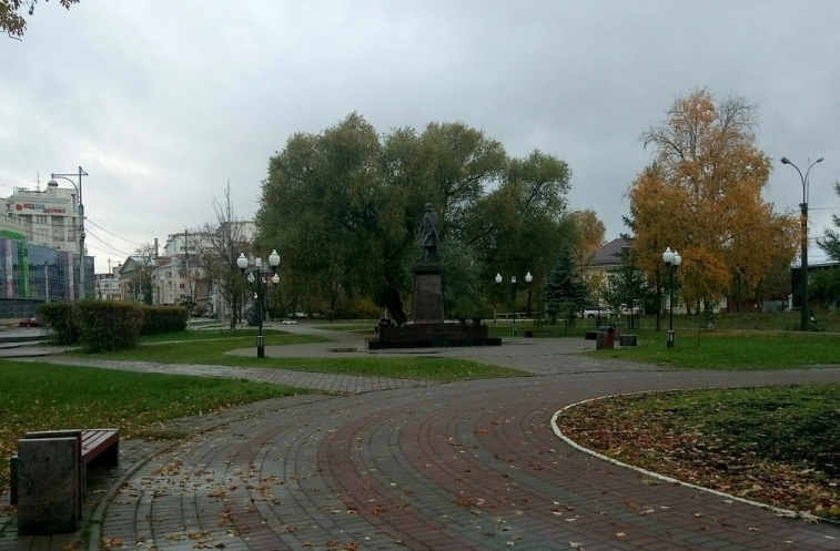 Памятник Татищеву в Перми стоит в Разгуляйском сквере на улице Ленина Памятник Татищеву в Перми стоит в Разгуляйском сквере на улице Ленина