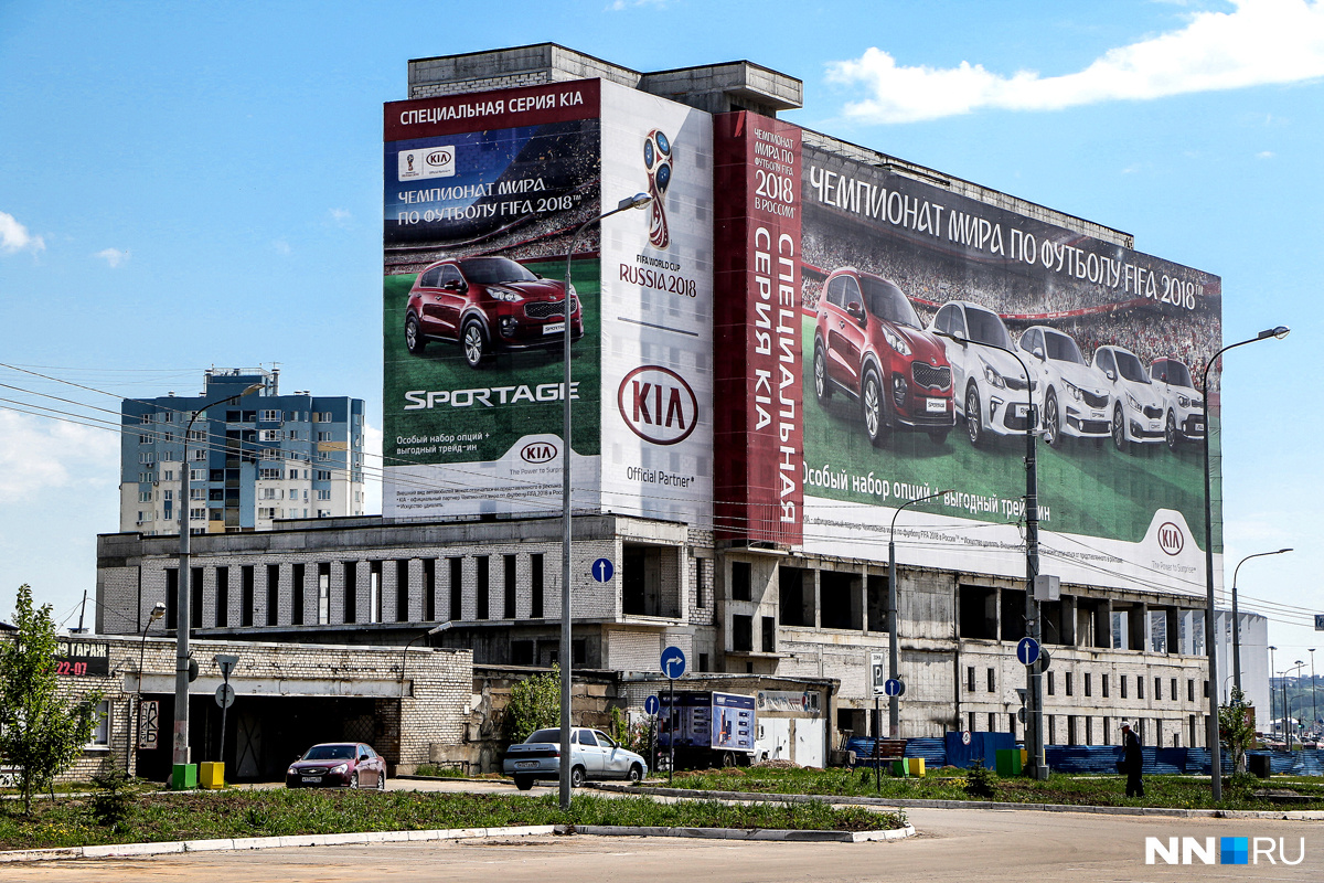 Недостроенную гостиницу рядом со стадионом «Нижний Новгород» затянули рекламным баннером
