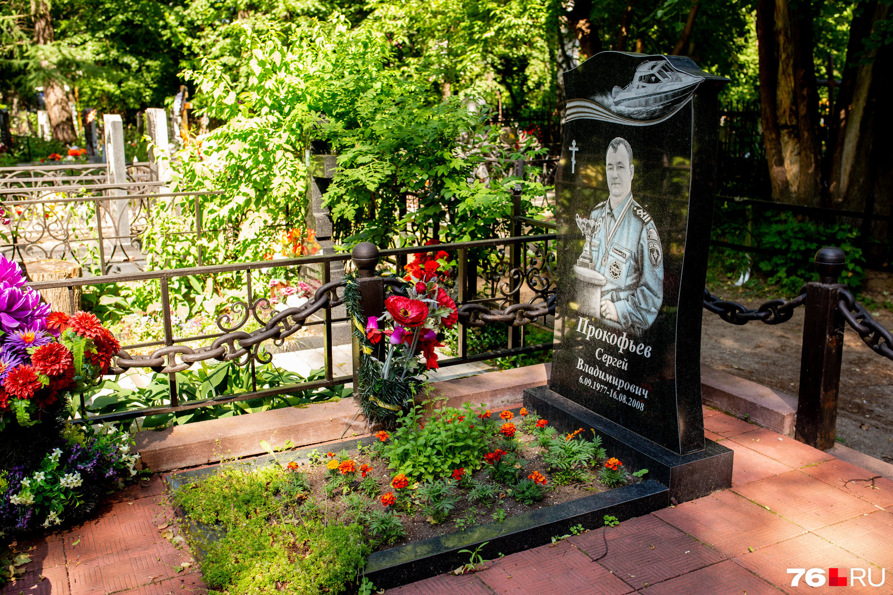 Родные поставили Сергею Прокофьеву памятник с цветным изображением Родные поставили Сергею Прокофьеву памятник с цветным изображением