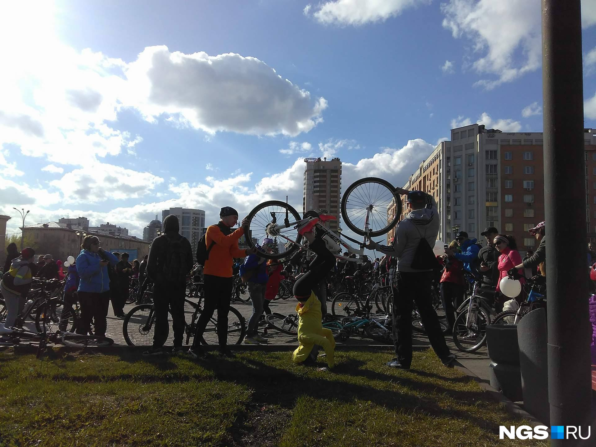 По подсчетам корреспондента НГС.НОВОСТИ, на пл. Пименова собрались порядка 4 тыс. велосипедистов