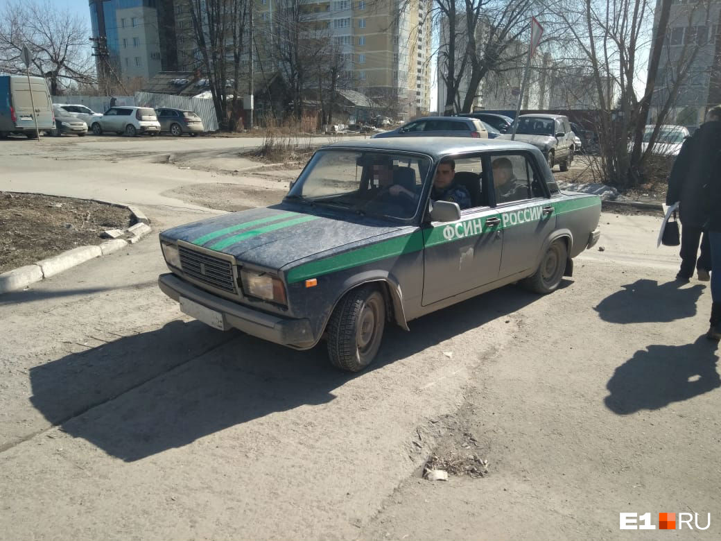 На этой машине подростков увезли из суда на время перерыва На этой машине подростков увезли из суда на время перерыва