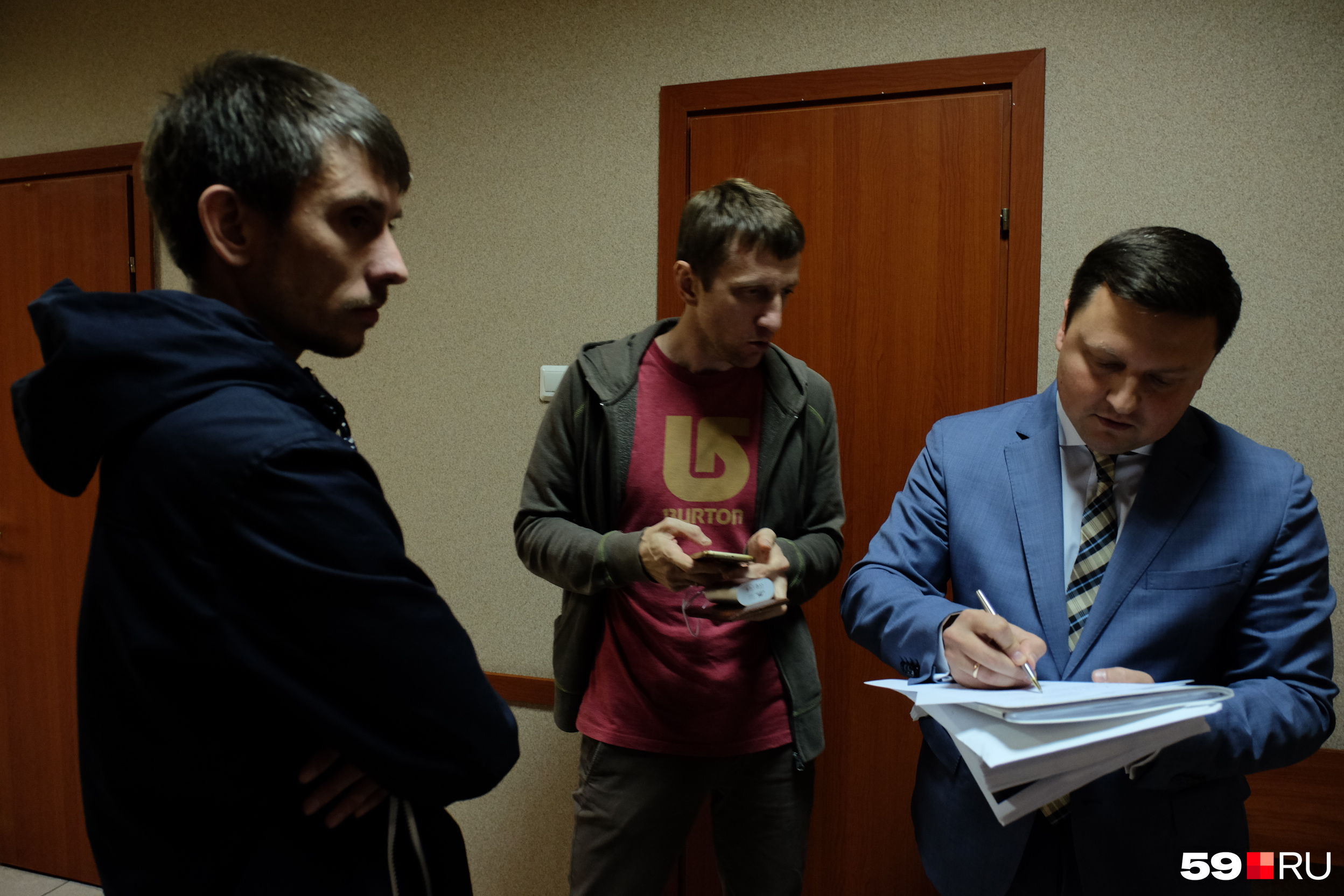 Владислав (слева) до заседания суда с гендиректором ProPerm.ru Алексеем Чистяковым (в центре) и адвокатом