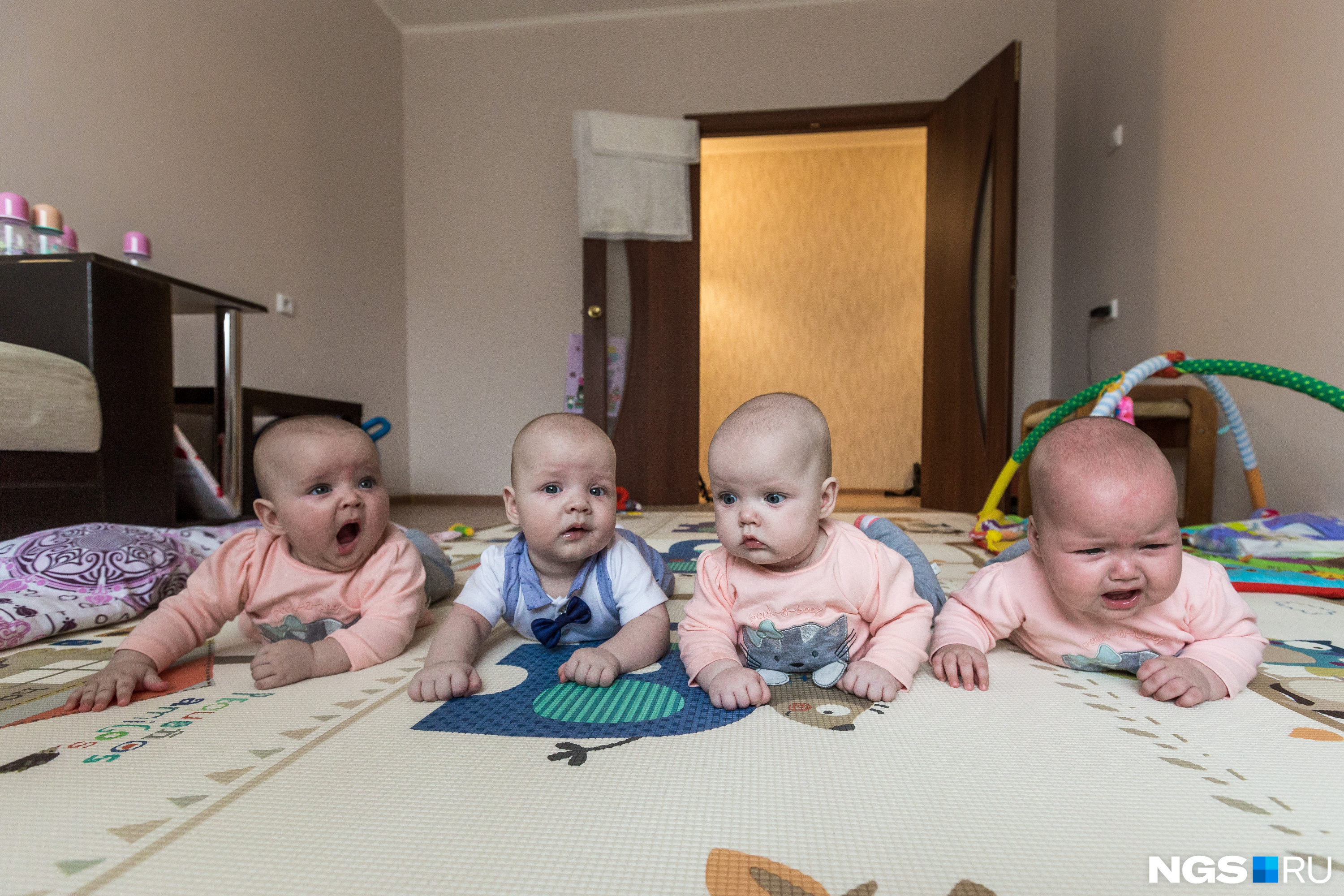 Одно из самых впечатляющих и при этом добрых событий года — рождение четверни в новосибирской семье. НГС <a href="https://ngs.ru/text/gorod/2018/10/07/65466531/" target="_blank" class="_">побывал в гостях</a> у Козловых-Стекловых, которым власти дали новую квартиру Одно из самых впечатляющих и при этом добрых событий года — рождение четверни в новосибирской семье. НГС <a href="https://ngs.ru/text/gorod/2018/10/07/65466531/" target="_blank" class="_">побывал в гостях</a> у Козловых-Стекловых, которым власти дали новую квартиру