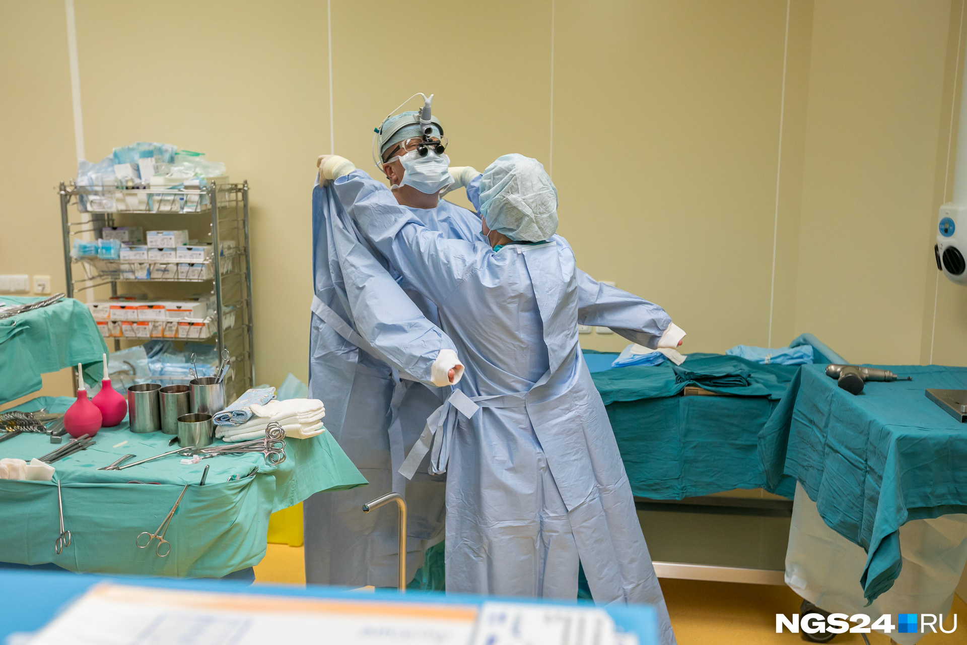 Подходить к кардиохирургу сейчас может только операционная медсестра. На доктора надевают стерильный халат, и он приступает к операции. 