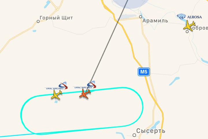 А это два самолета «Уральских авиалиний» перед тем, как отправиться на запасные аэродромы