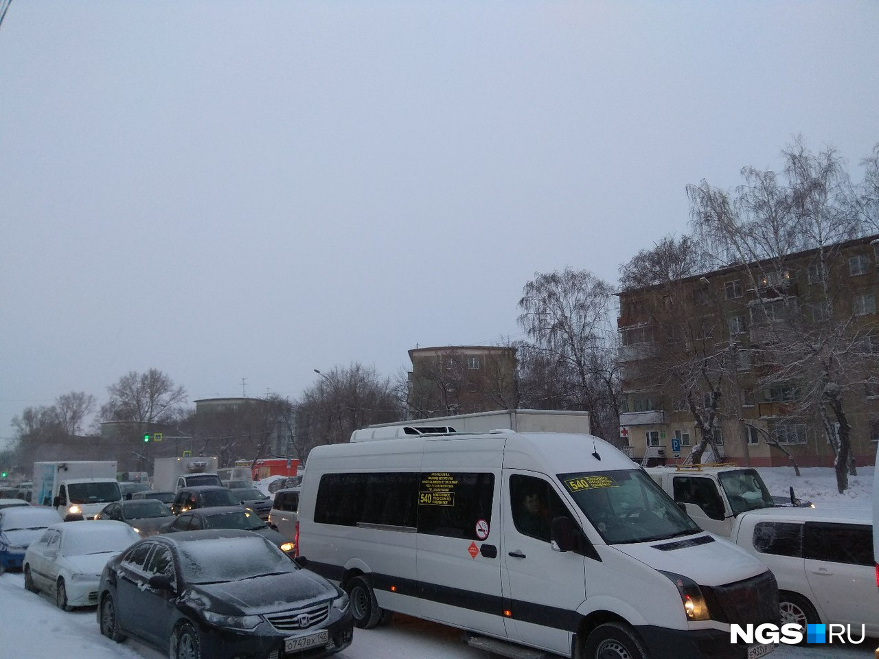 Машины попали в серьёзный затор на улице Немировича-Данченко