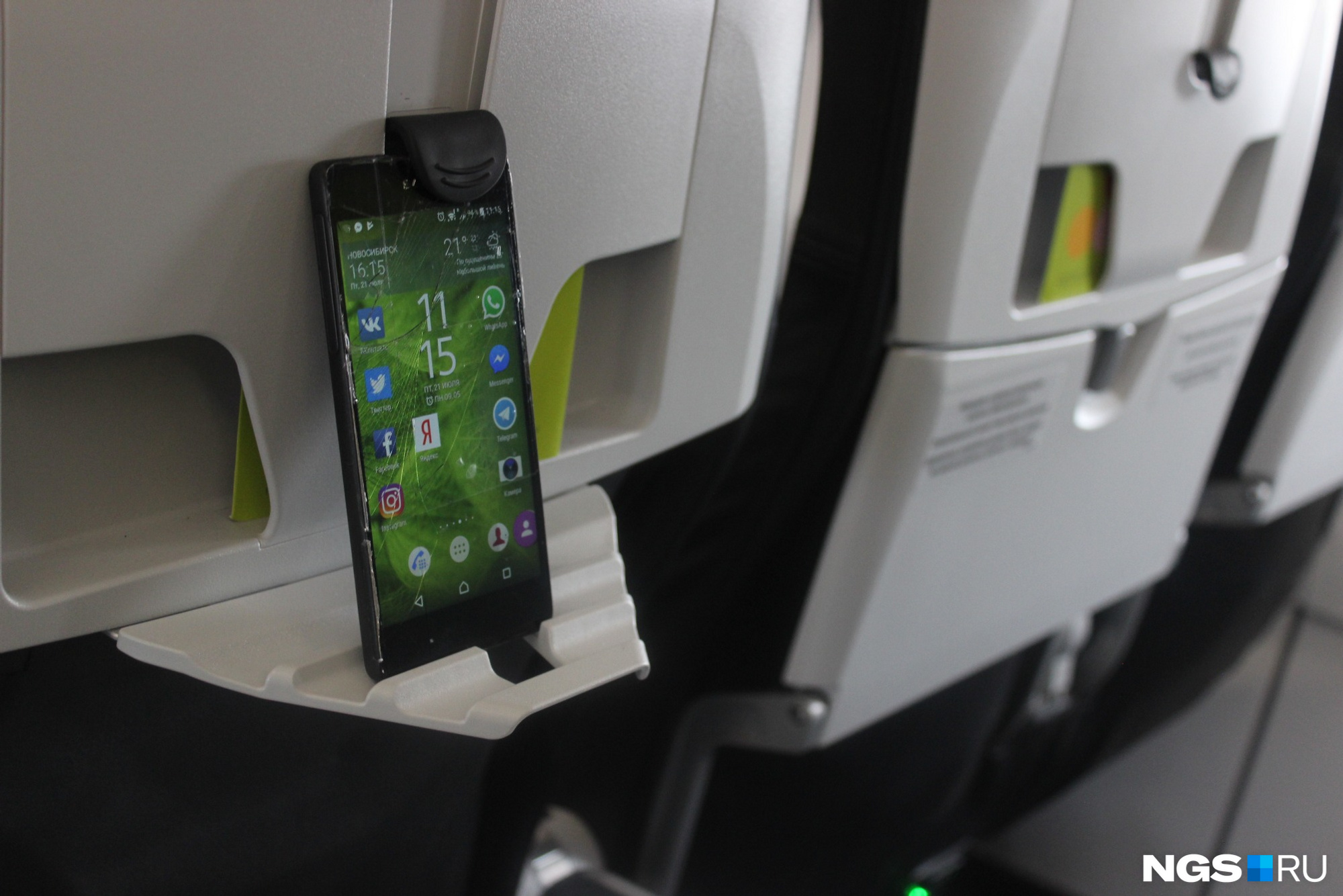 В самолетах можно зарядить телефон. A320 Neo s7. S7 320 Neo держатель для телефона. А320 Neo s7 розетка есть. Розетки в Airbus a320.