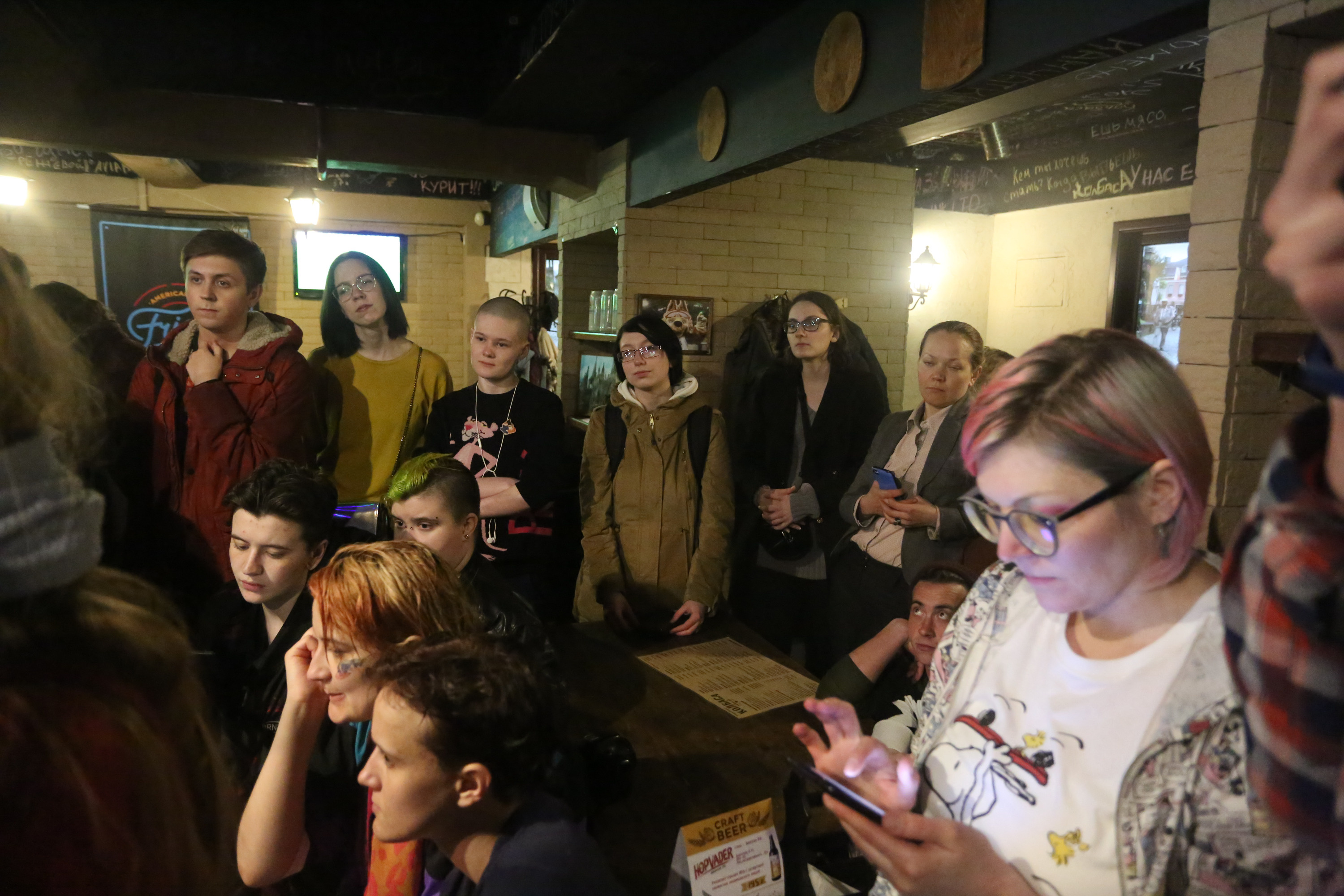 Эвакуированные из Ельцин-центра активисты спокойно перешли в бар и провели собрание там