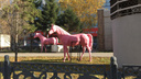 Фото: на Красном проспекте поставили двух розовых коней