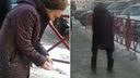 «Это отчаяние»: в Ярославле бабушка посыпала обледеневший тротуар солью. Видео