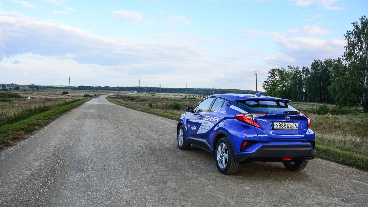 На грунтовках C-HR не растрясает На грунтовках C-HR не растрясает