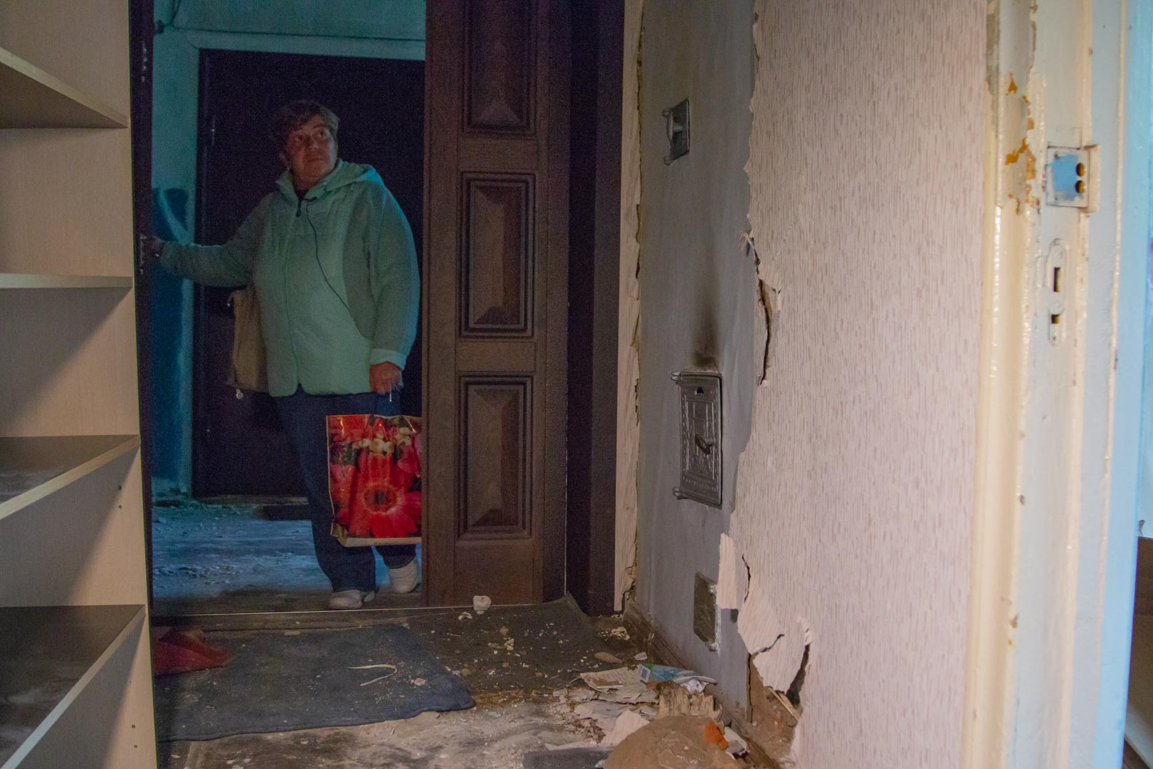В квартиру жильцы заходят с опаской — дом до сих пор опасно потрескивает