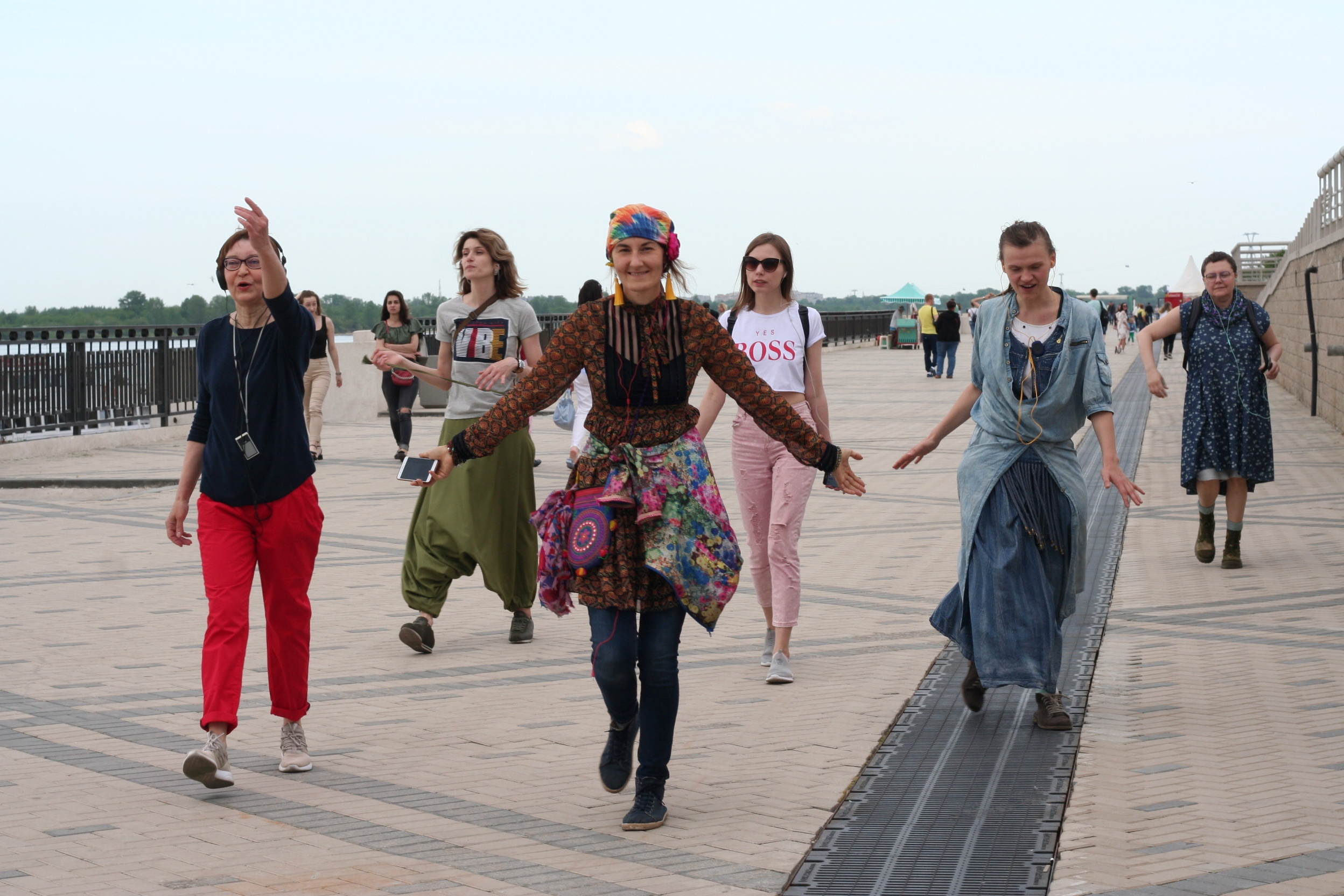 Dance Walking — это танцевальная прогулка под музыку в ваших наушниках Dance Walking — это танцевальная прогулка под музыку в ваших наушниках