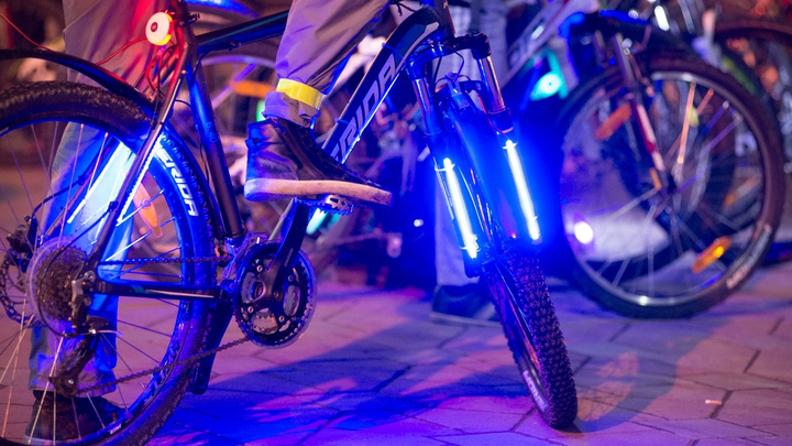 Три десятка "велосветлячков" с новогодними гирляндами на рамах прокатились по центру Екатеринбурга