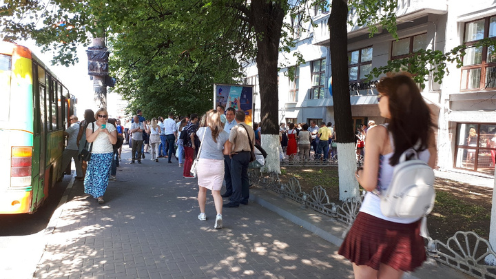 «Вышли на обед, обратно не пускают»: Дом связи на Горького эвакуировали из-за угрозы взрыва