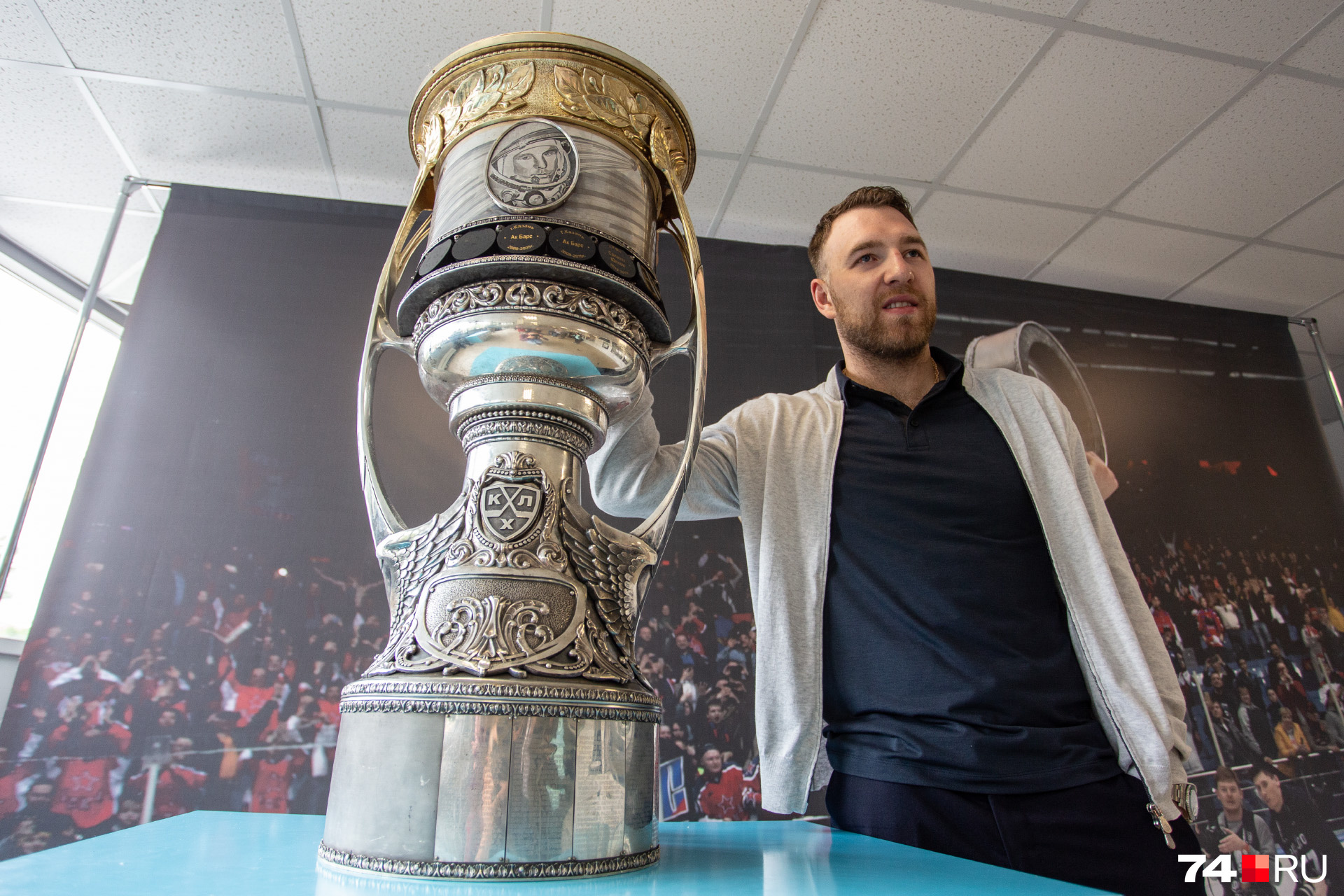 Никита Нестеров также является олимпийским чемпионом, он помогал «Трактору» взять серебрянные медали Кубка Гагарина Никита Нестеров также является олимпийским чемпионом, он помогал «Трактору» взять серебрянные медали Кубка Гагарина